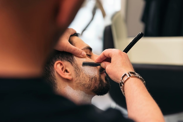 Foto close-up di un uomo al barbiere