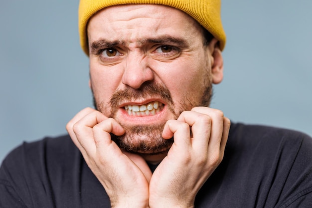 Photo close up the man beard itch in the portrait seems to be struggling with some sort of inner turmoil a