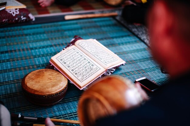 Foto prossimo piano dell'uomo da un libro religioso