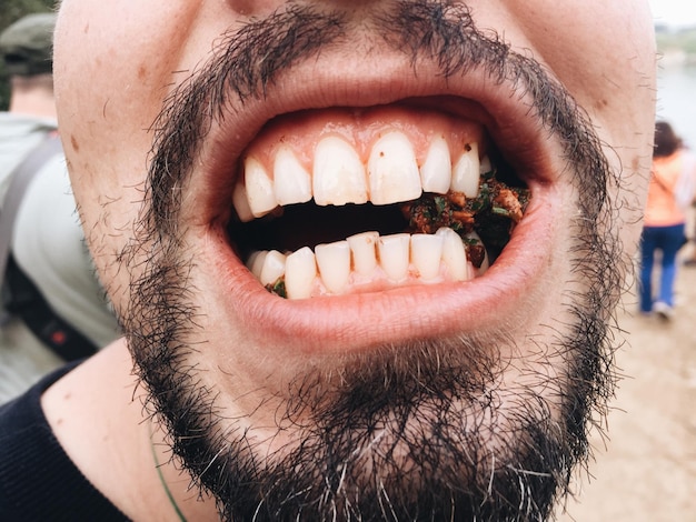 Photo close-up of man chewing betel leaf