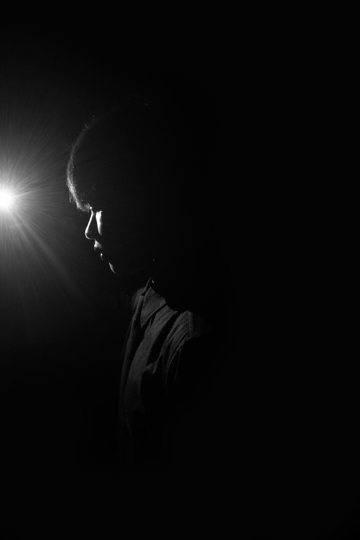 Photo close-up of man in dark room
