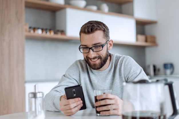 Close-up man die e-mails leest tijdens het ontbijt