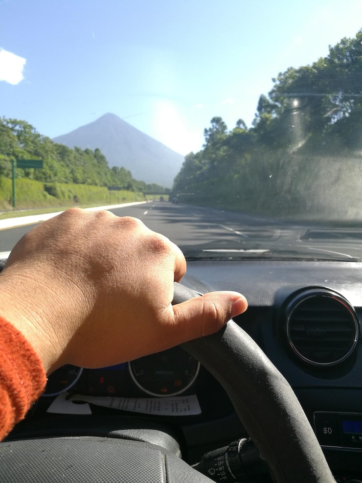 Photo 晴れた日に車を運転する男性のクローズアップ