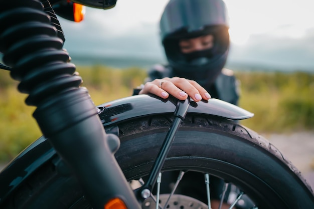 Foto close-up di un uomo che guida un'auto