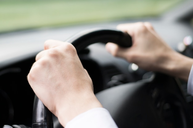 Foto primo piano di uomo che guida un'auto