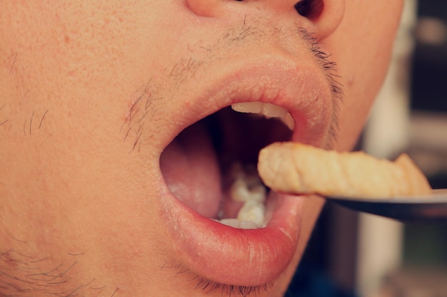 Photo close-up of man eating food