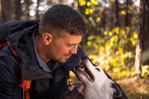 Close-up man en mooie zwart-witte hond