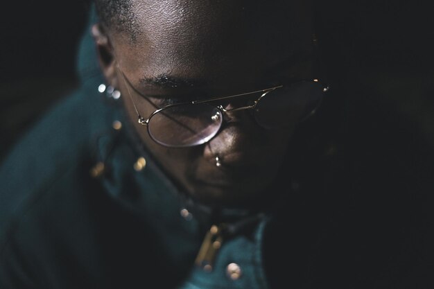 Photo close-up of man in eyeglasses