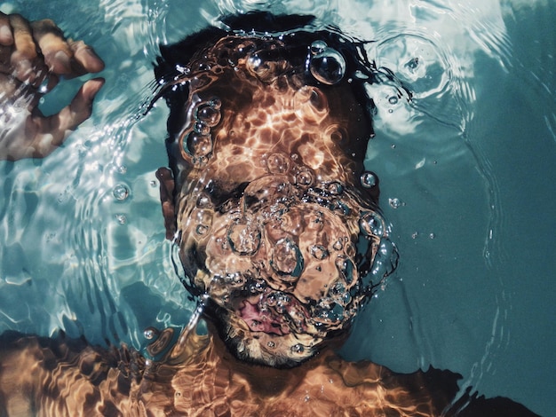 Foto close-up del viso di un uomo in piscina