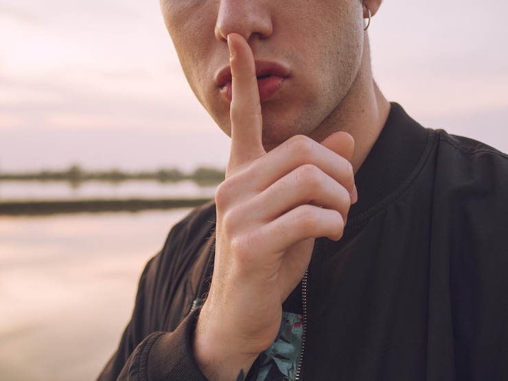 Photo close-up of man gesturing silence