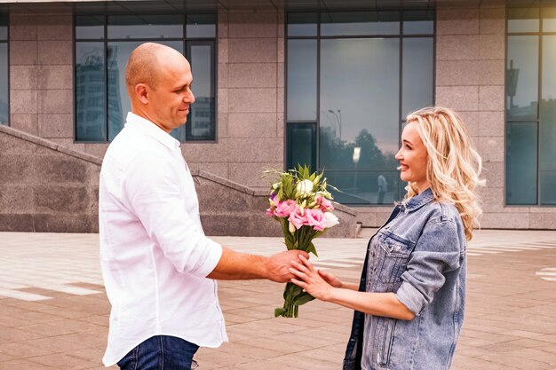 女性に花をあげる男のクローズアップ