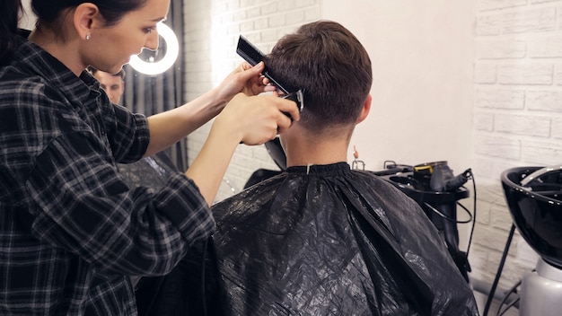 男のヘアカットのクローズアップ