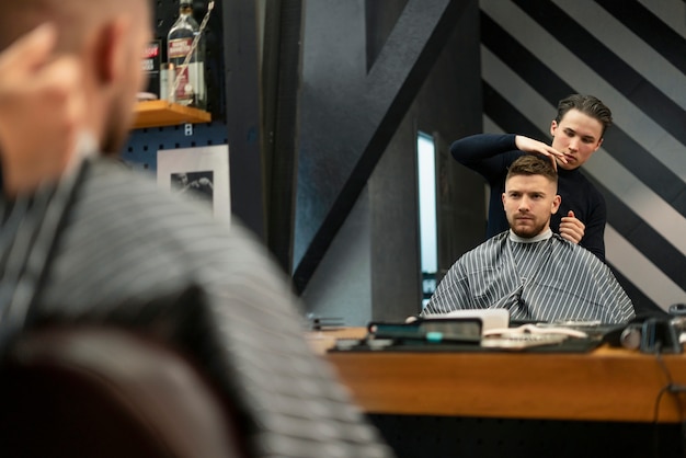 Photo close up man at hairdresser shop