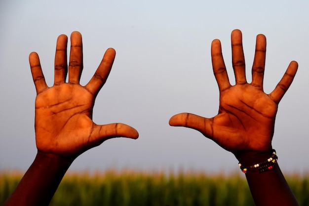 Photo close-up of man hand against sky