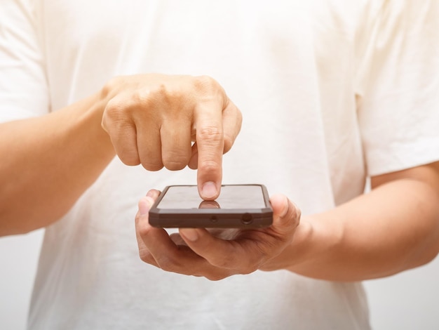 Close-up man hand druk op het scherm van de mobiele telefoon