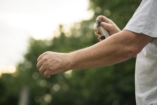 Close-up of man hand holding leaf