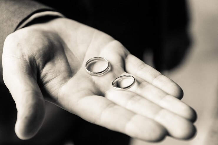 Photo close-up of man hand holding rings