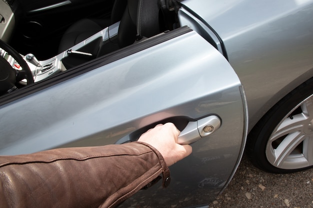 Photo close up of a man hand opening car door