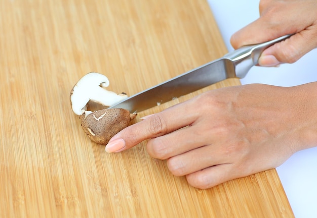 Foto close-up della mano dell'uomo sul tavolo