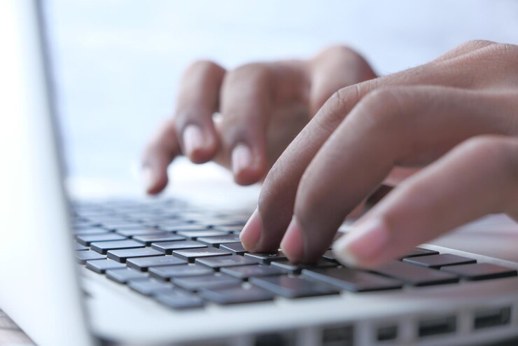 Photo close up of man hand use laptop