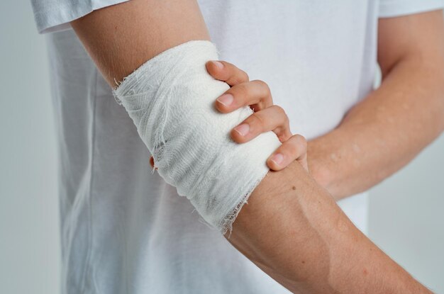 Foto close-up della mano dell'uomo con il tatuaggio