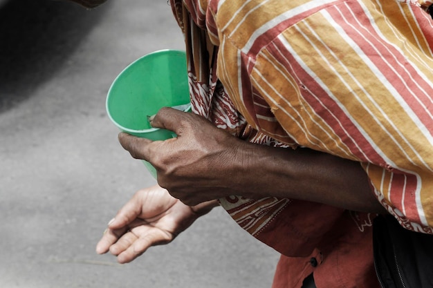 Foto prossimo piano della mano dell'uomo