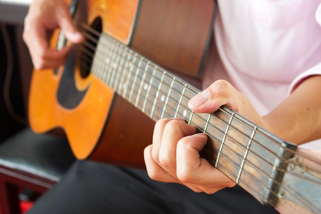 Close-up man handen spelen klassieke gitaar.