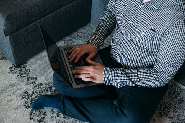 Photo close up of man hands working on computer at home