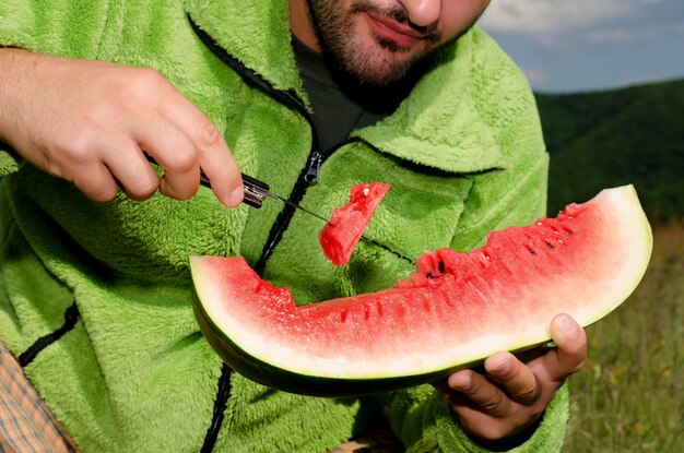 Foto close-up di un uomo che tiene una mela