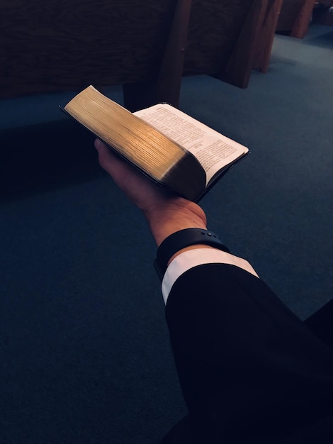교회 에서 성서 를 들고 있는 남자 의 클로즈업