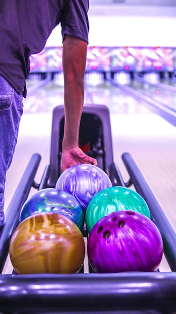 Foto close-up di un uomo che tiene una palla da bowling