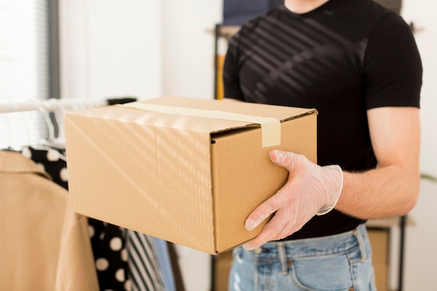 Photo close-up man holding box