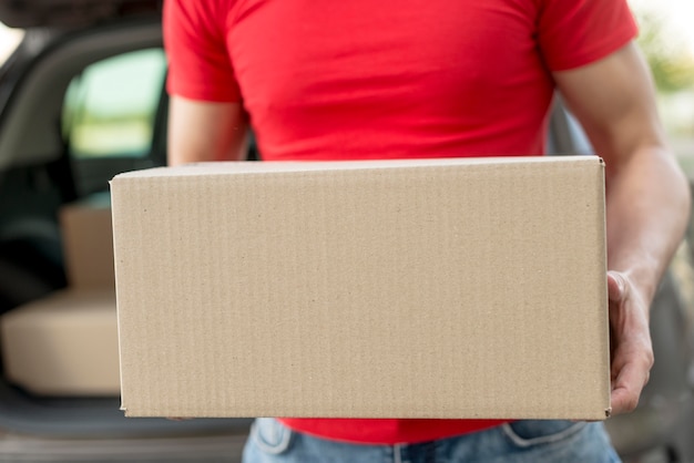 Photo close-up man holding box