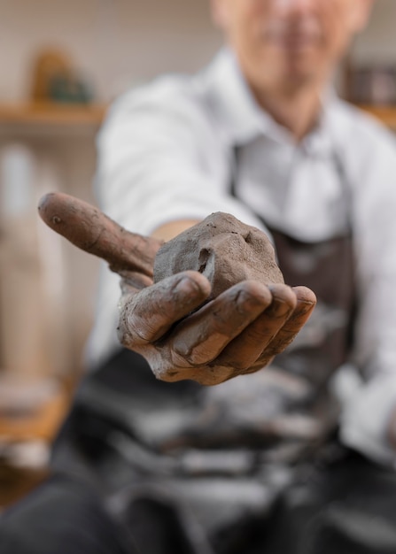 Photo close-up man holding clay