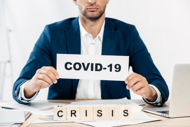 사진 covid19 기호를 들고 클로즈업 남자