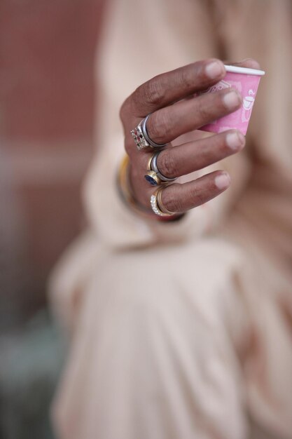 Photo close-up of man holding disposable cup in hand