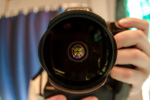 Photo close-up of man holding dslr camera