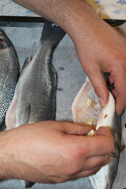 Foto close-up di un uomo che tiene un pesce