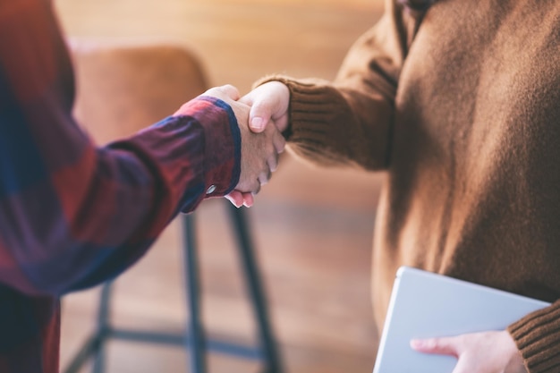 Photo close-up of man holding hands