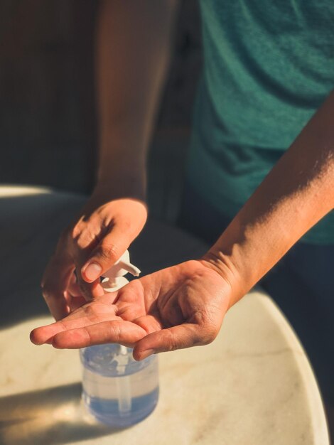 Photo close-up of man holding hands