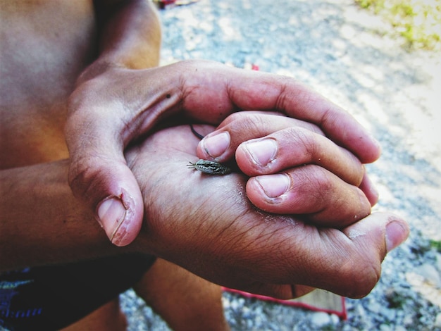 Foto close-up di un uomo che si tiene per mano