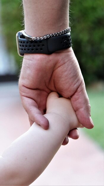 Photo close-up of man holding hands