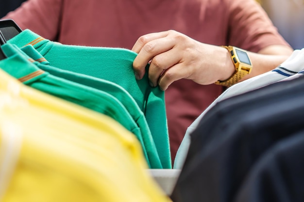 Photo close-up of man holding hands