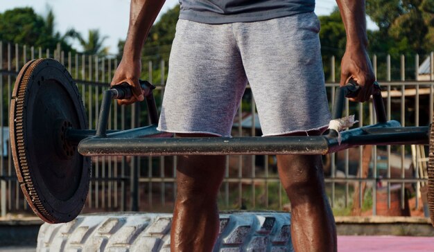 Photo close-up man holding heavy weight