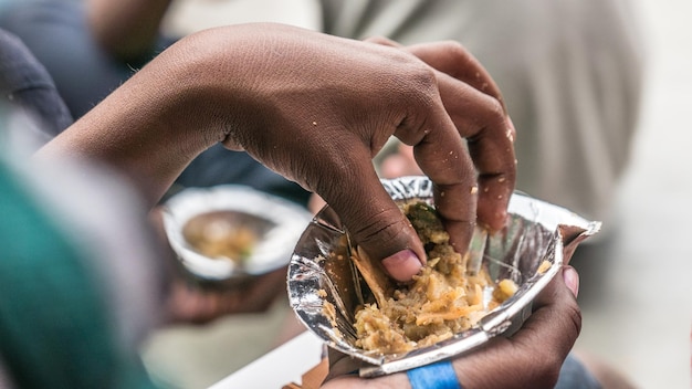 Photo close-up of man holding ice cream in bowl