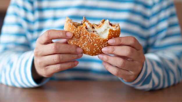 Photo close-up of man holding ice cream