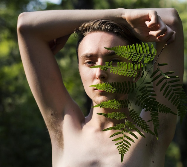 Photo close-up of man holding leaf