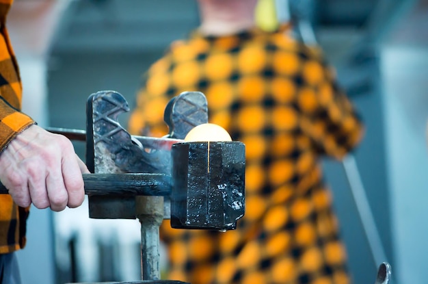 Photo close-up of man holding metal