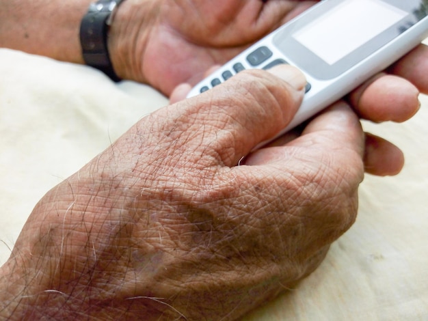 Photo close-up of man holding mobile phone