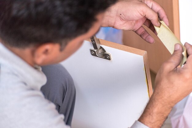 Photo close-up of man holding paper